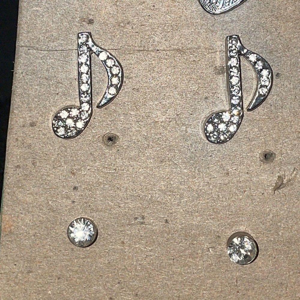 Three sets of earrings - Picture 3 of 3